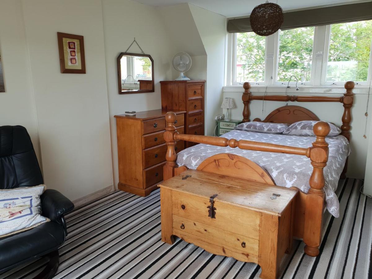 Quirky Lochside Home インヴェラレイ エクステリア 写真