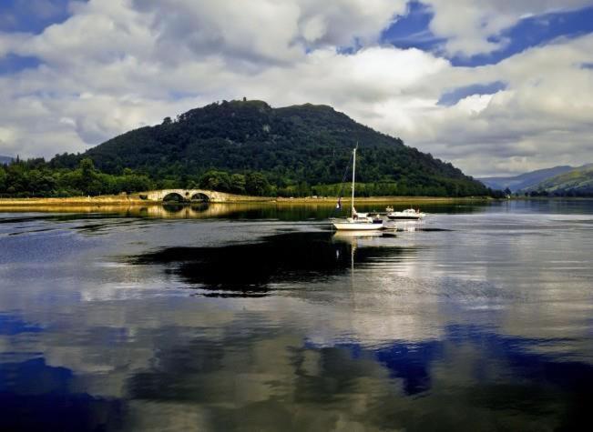 Quirky Lochside Home インヴェラレイ エクステリア 写真